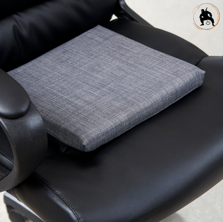 Anti Geruch Sitzkissen grau auf dem Ledersessel