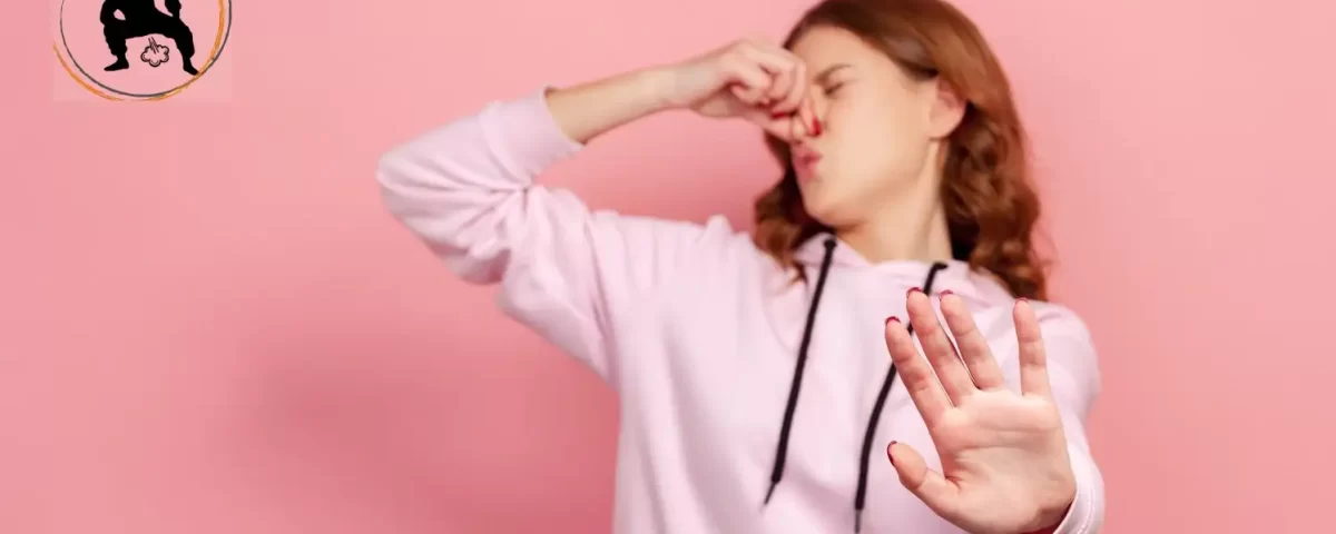 eine Frau die riecht stinkendes Darmgas und ist damit seht unzufrieden