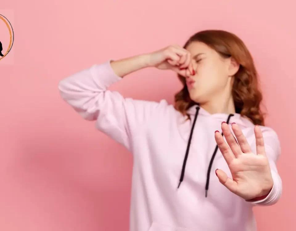 eine Frau die riecht stinkendes Darmgas und ist damit seht unzufrieden